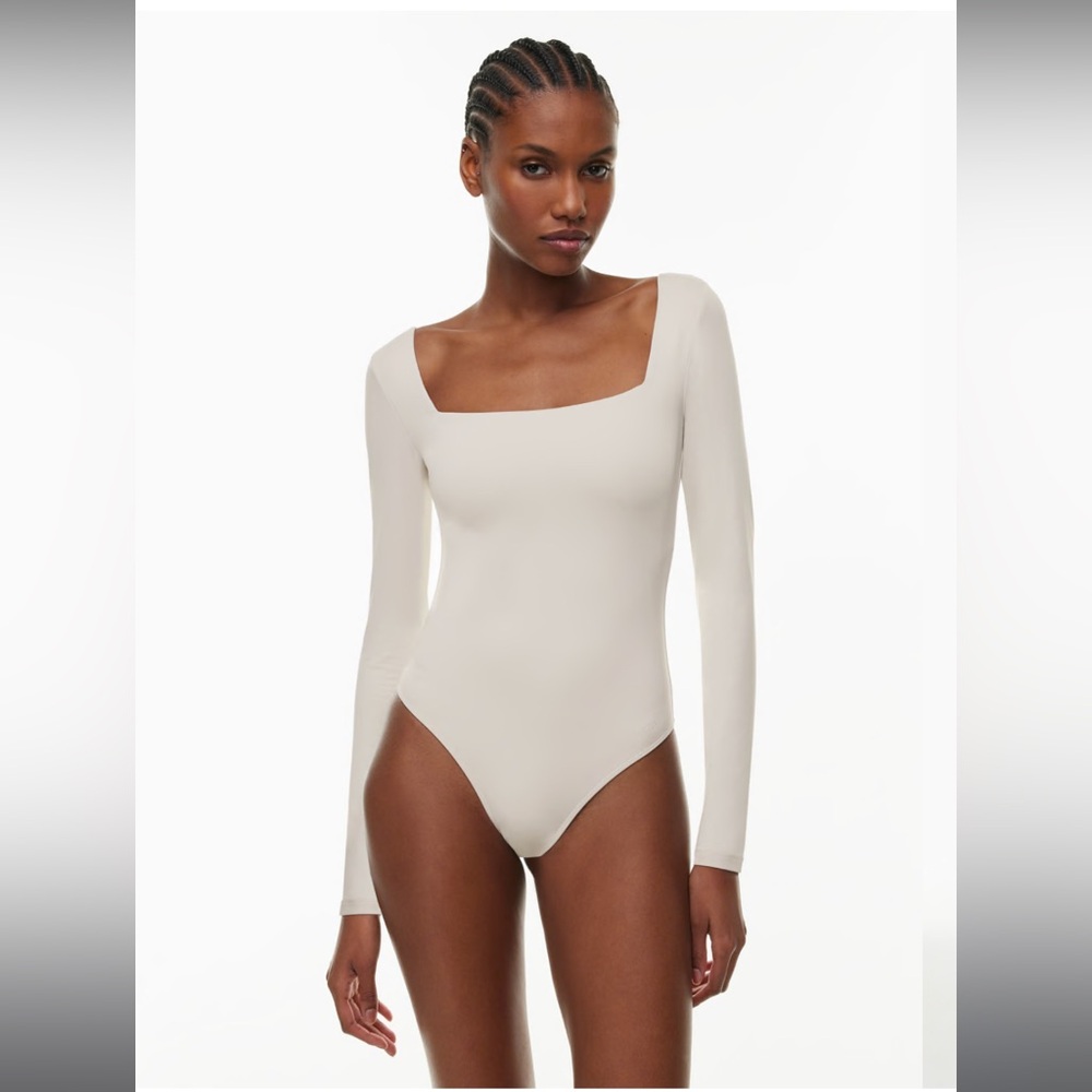 Aritzia Contour Squareneck Longsleeve Bodysuit in Matte Pearl